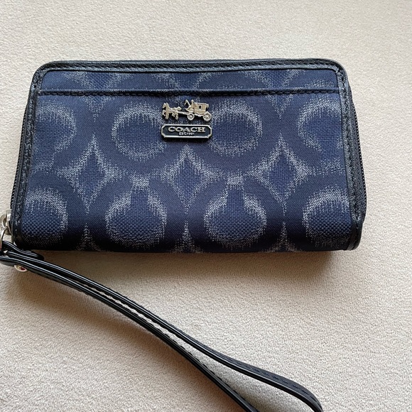 Coach wristlet - Picture 2 of 4